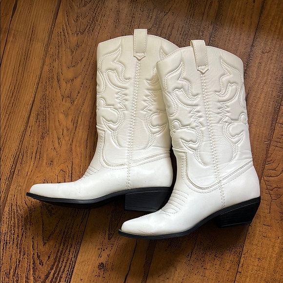 Soda Shoes - White faux leather cowgirl boots in color white size 6 women brand SODA